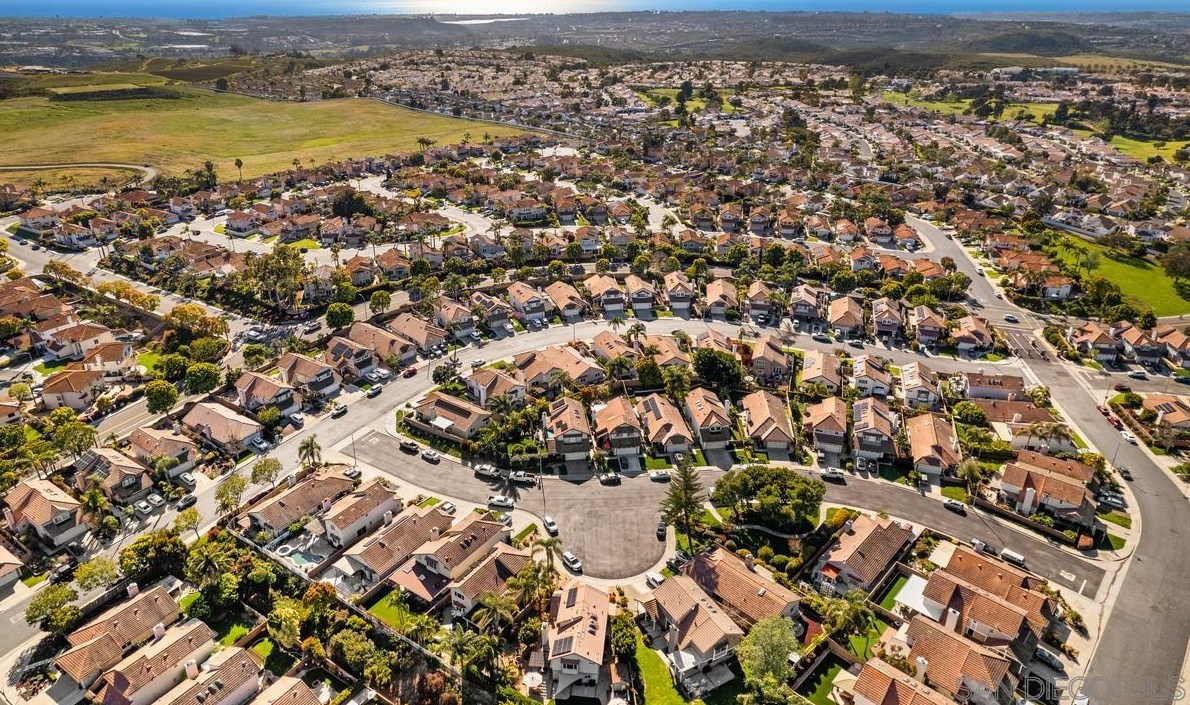 1876 Burnt Maple Way, Vista CA  92081-7357 exterior