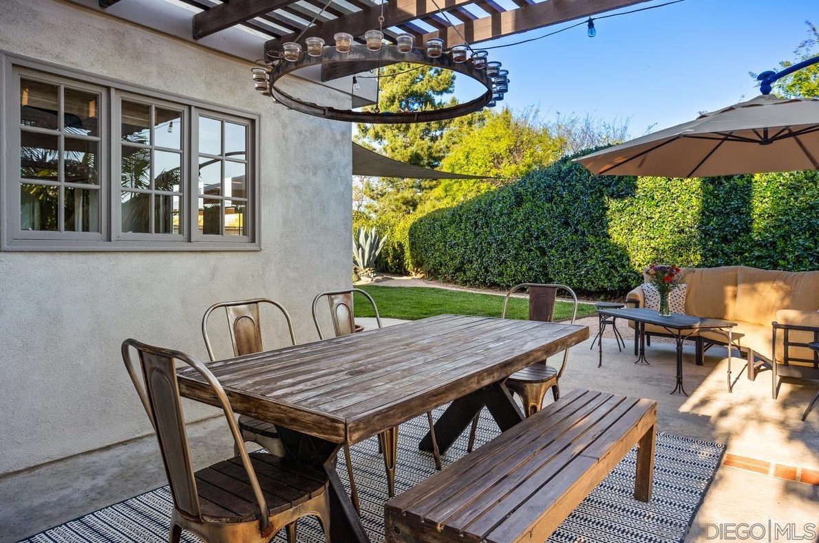 1876 Burnt Maple Way, Vista CA  92081-7357 exterior