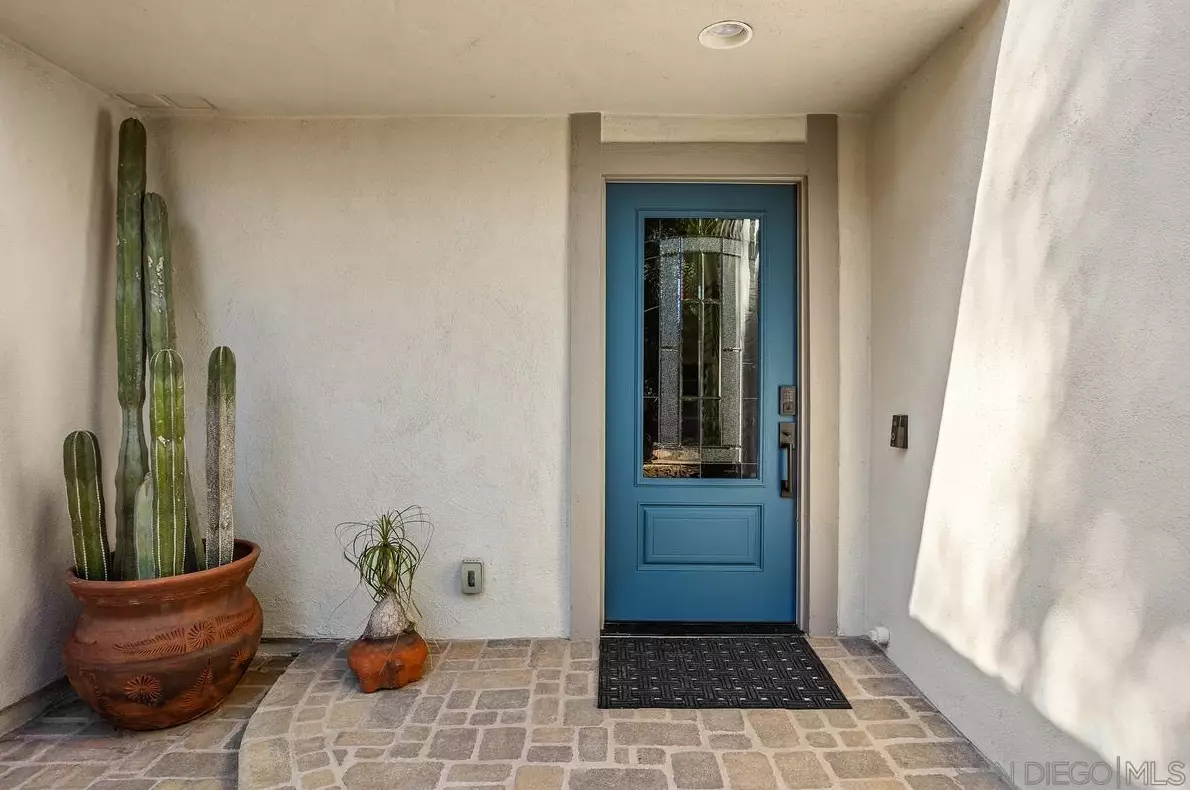 1876 Burnt Maple Way, Vista CA  92081-7357 exterior