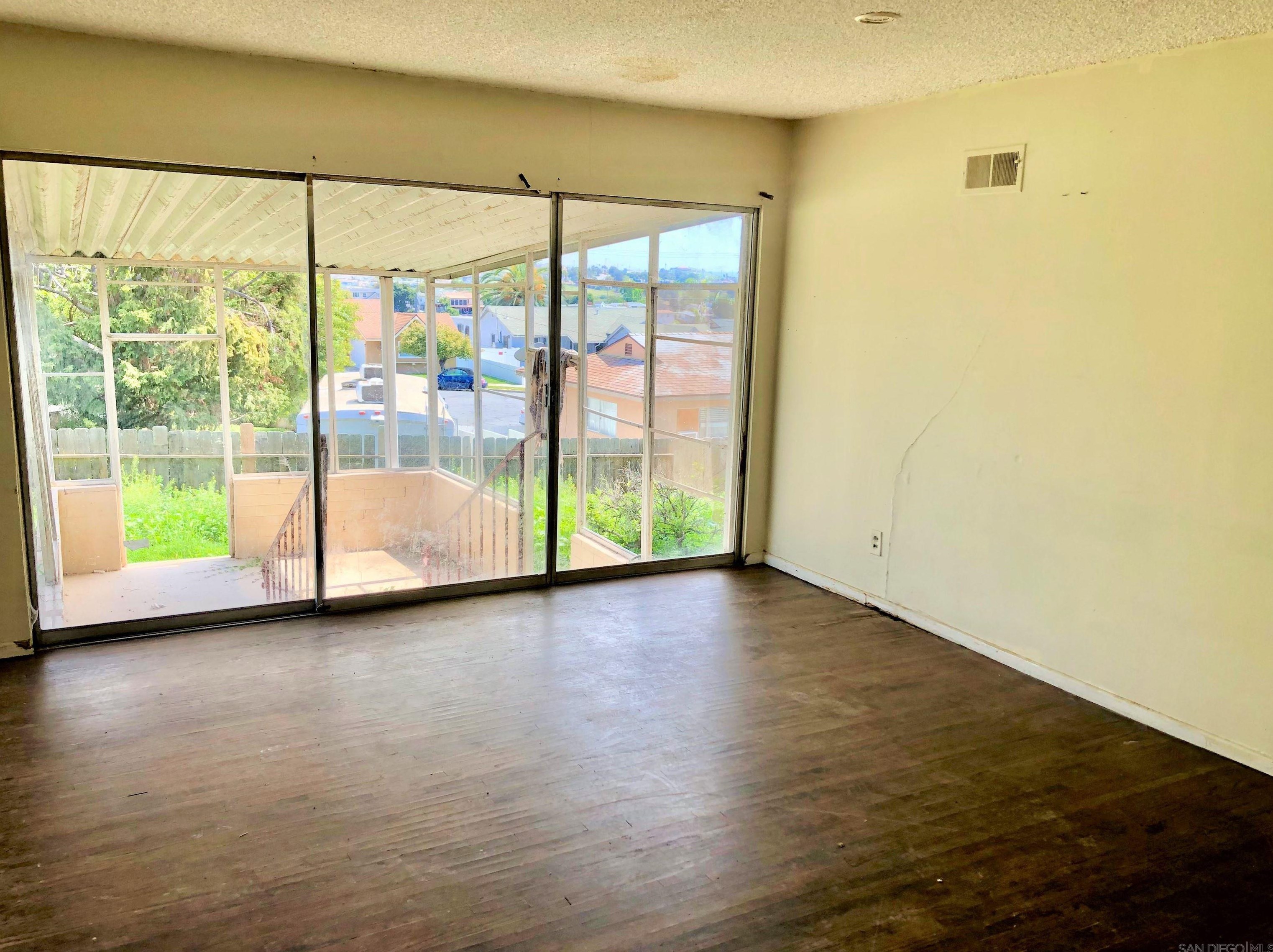 1141 Bollenbacher St, San Diego, CA 92114