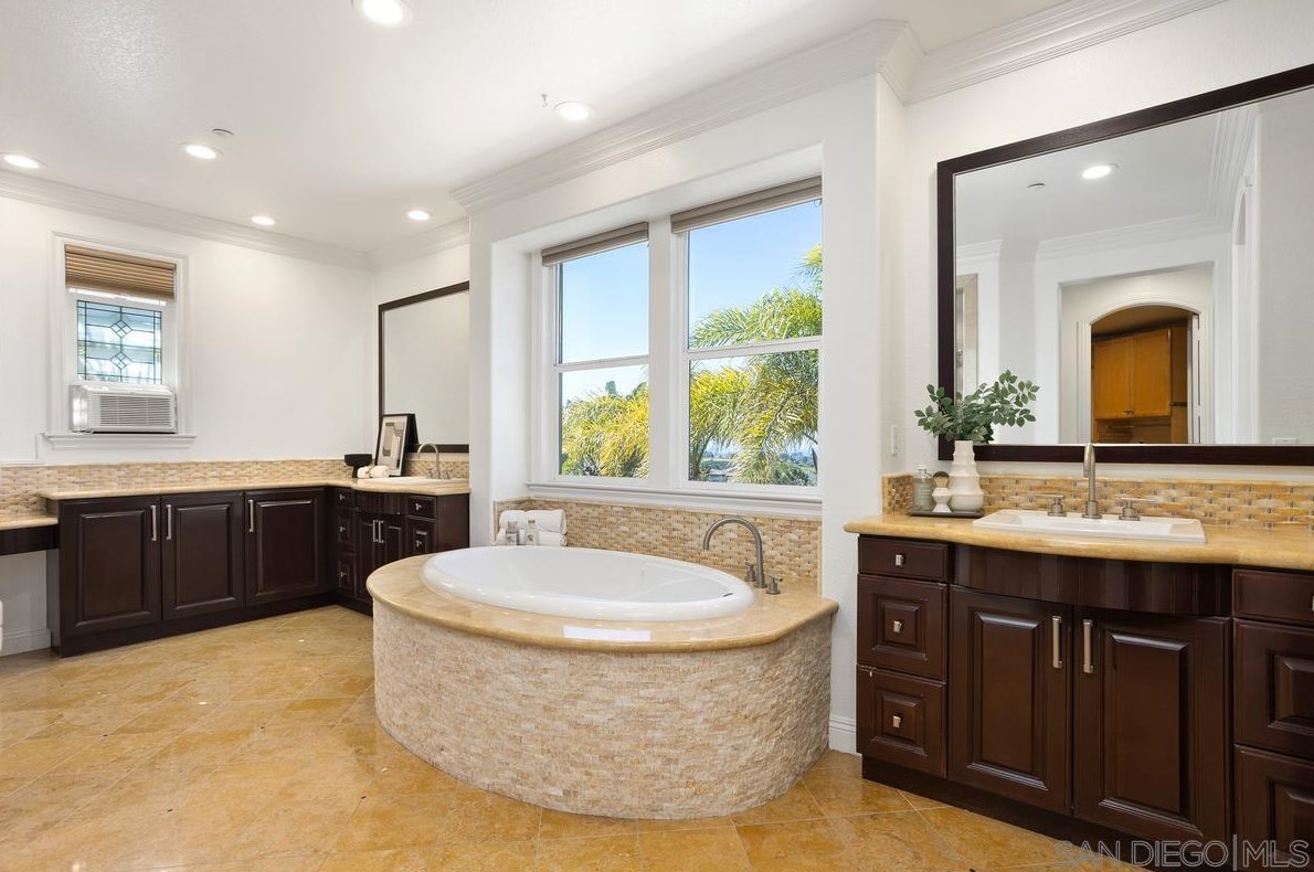 572 Lynwood Dr, Encinitas CA  92024-2387 exterior