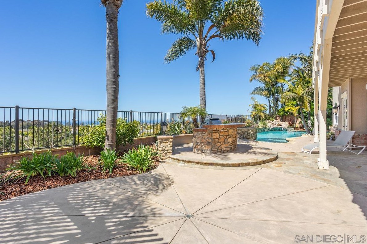 572 Lynwood Dr, Encinitas CA  92024-2387 exterior