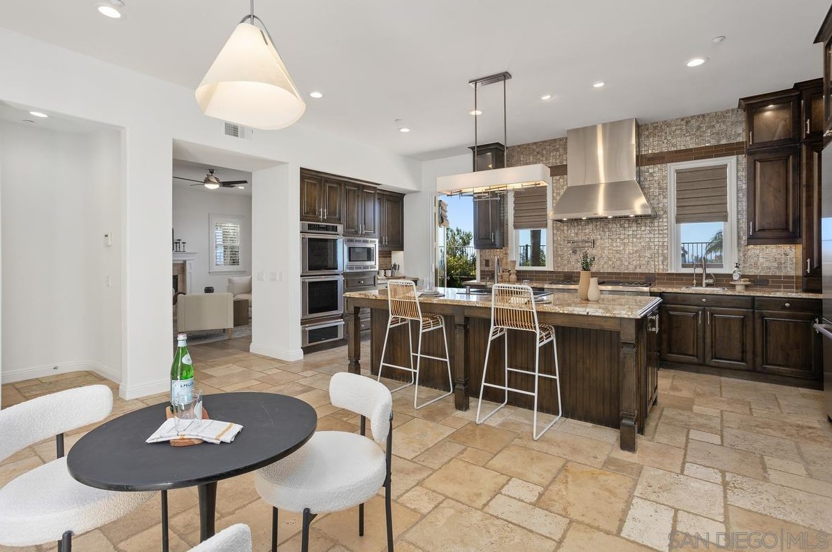 572 Lynwood Dr, Encinitas CA  92024-2387 exterior