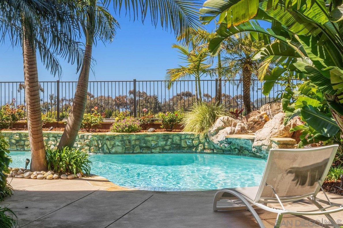 572 Lynwood Dr, Encinitas CA  92024-2387 exterior