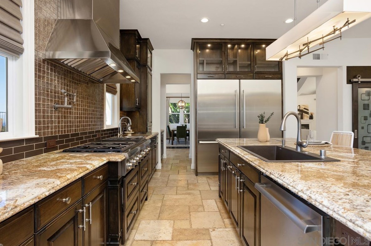 572 Lynwood Dr, Encinitas CA  92024-2387 exterior