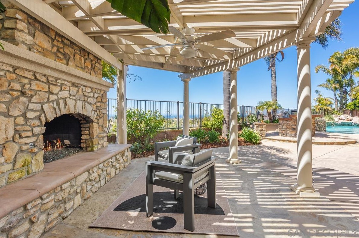 572 Lynwood Dr, Encinitas CA  92024-2387 exterior