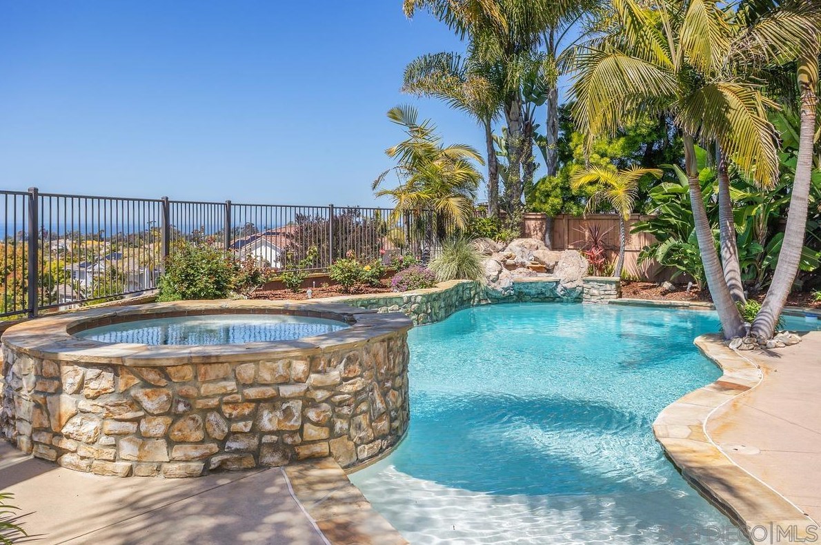 572 Lynwood Dr, Encinitas CA  92024-2387 exterior