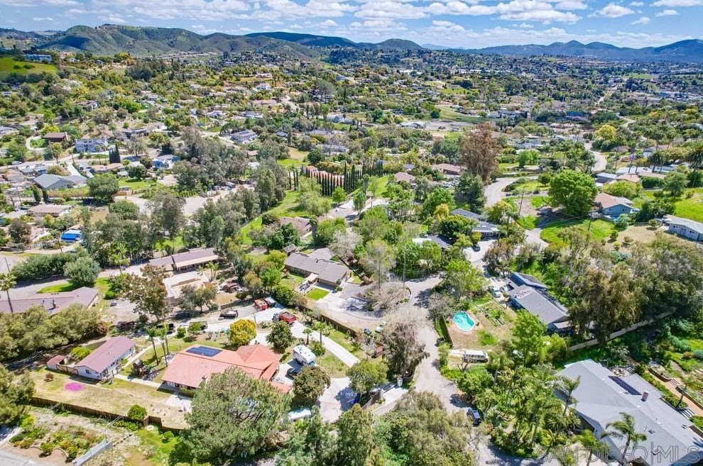 1566 La Vine Ln, Vista CA  92084-7268 exterior