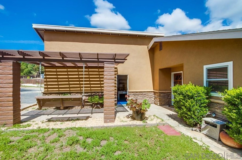 1566 La Vine Ln, Vista CA  92084-7268 exterior