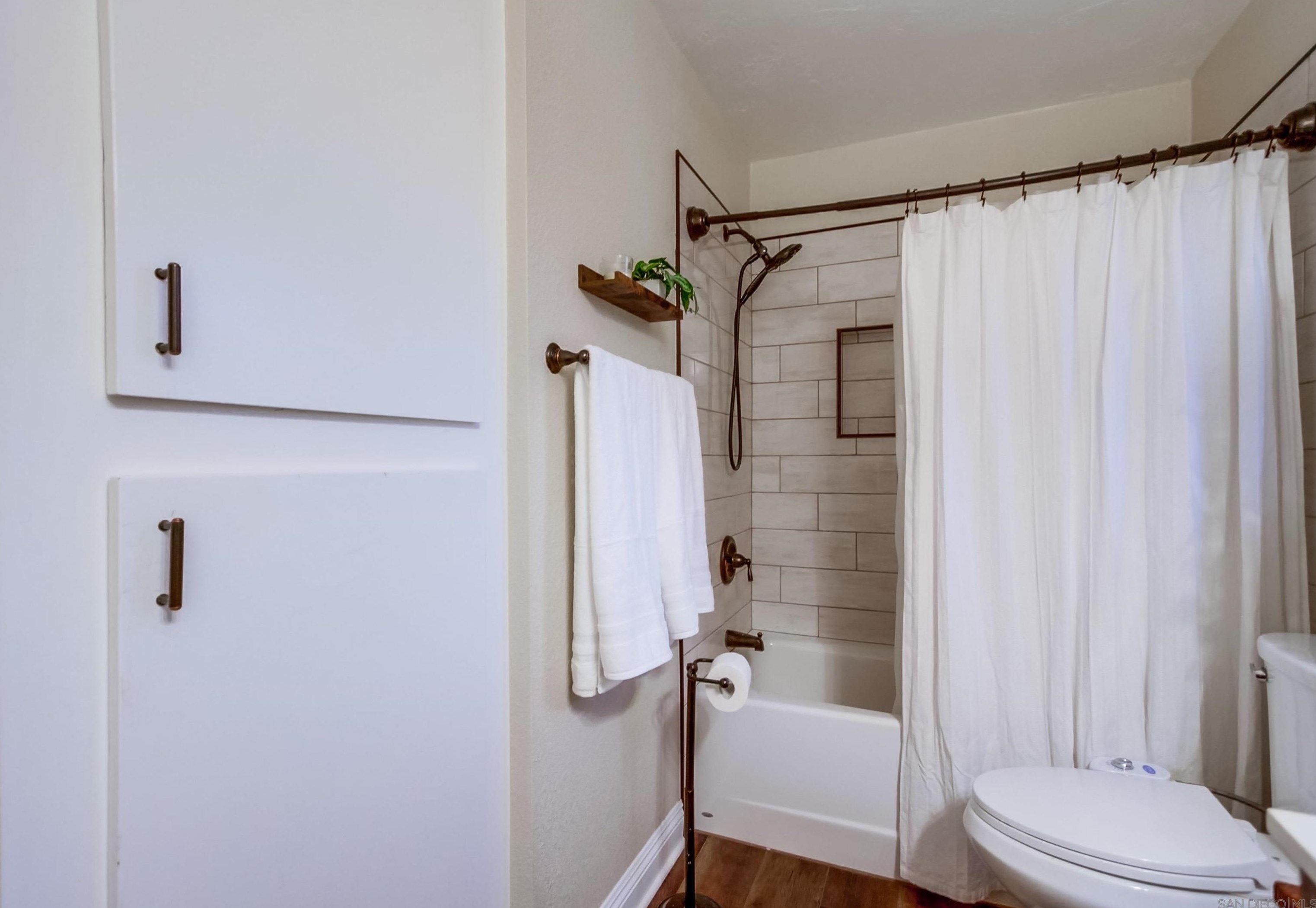 1566 La Vine Ln, Vista CA  92084-7268 exterior