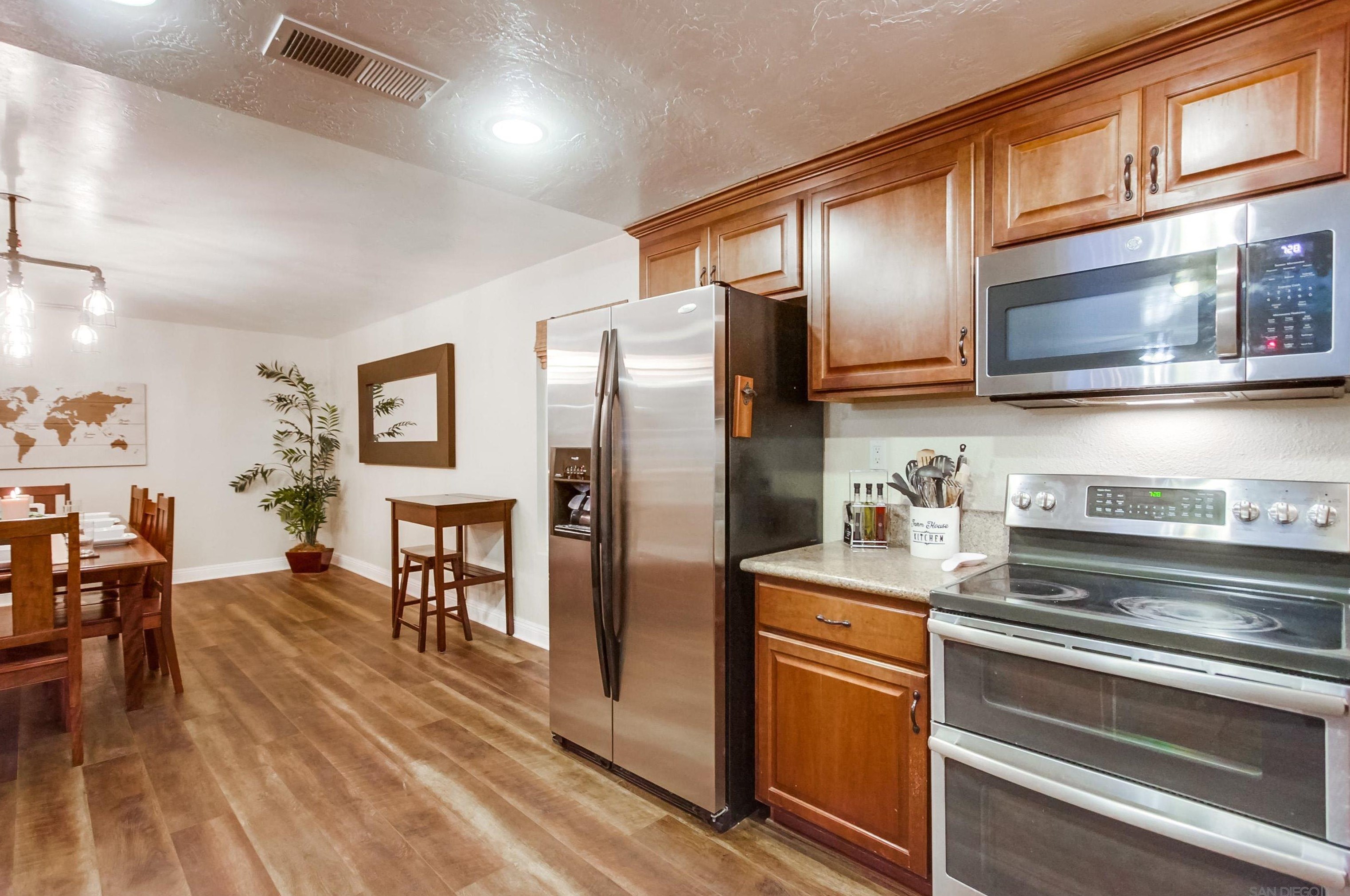 1566 La Vine Ln, Vista CA  92084-7268 exterior