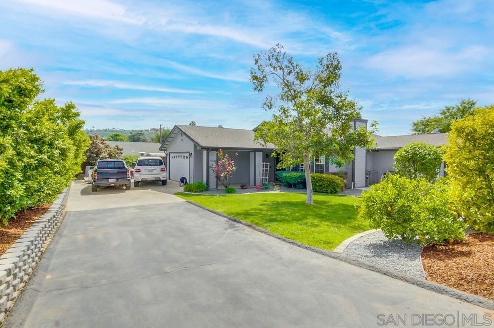 13105 Lakeshore Dr, Lakeside, CA 92040