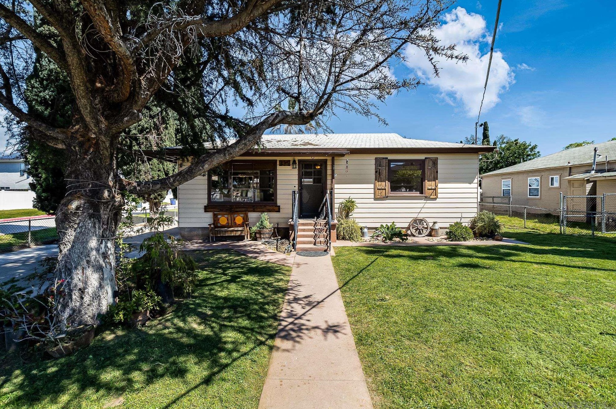 835 Graves Ave, El Cajon, CA 92021-4557