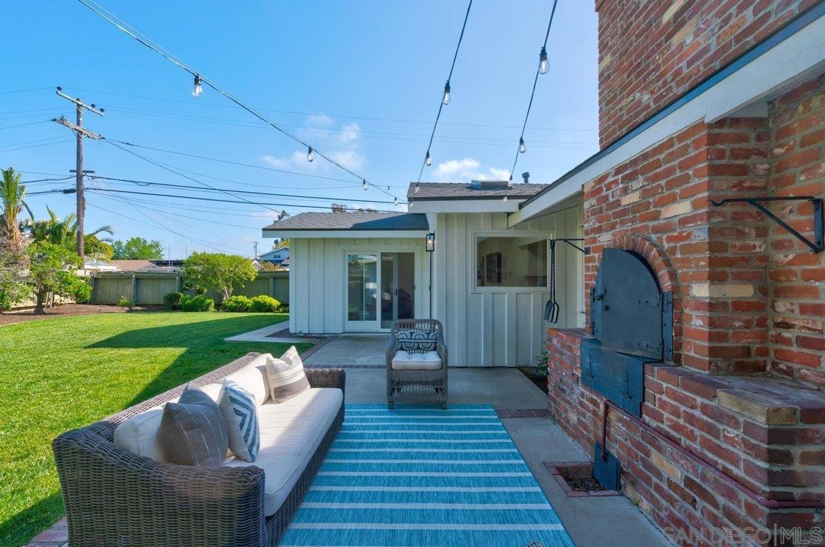 3019 Mesa Dr, Oceanside CA  92054-3705 exterior