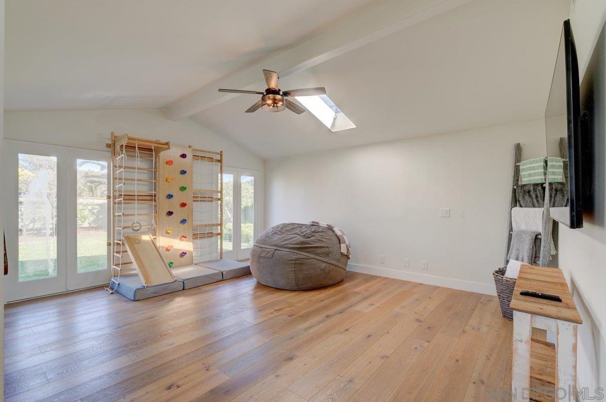 3019 Mesa Dr, Oceanside CA  92054-3705 exterior