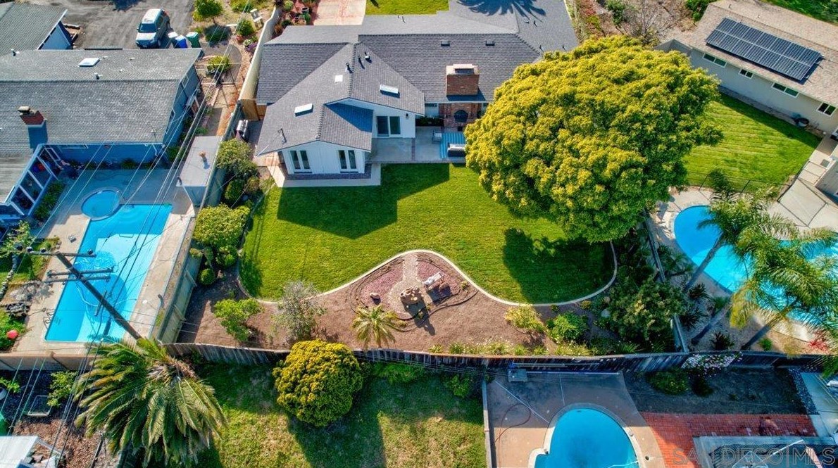 3019 Mesa Dr, Oceanside CA  92054-3705 exterior