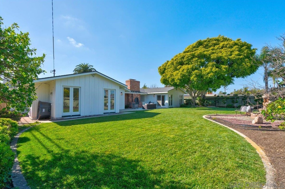 3019 Mesa Dr, Oceanside CA  92054-3705 exterior