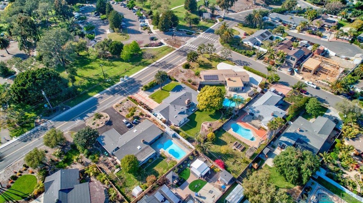 3019 Mesa Dr, Oceanside CA  92054-3705 exterior