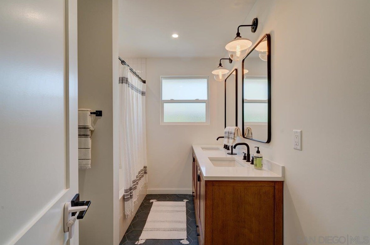 3019 Mesa Dr, Oceanside CA  92054-3705 exterior