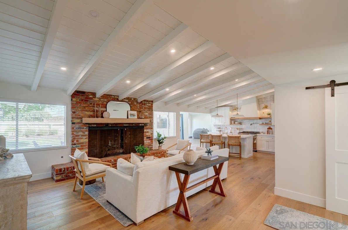 3019 Mesa Dr, Oceanside CA  92054-3705 exterior