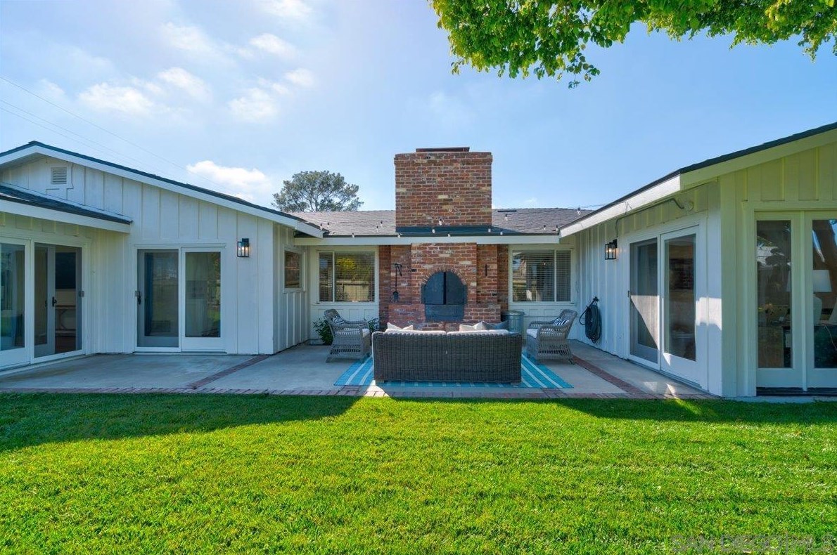 3019 Mesa Dr, Oceanside CA  92054-3705 exterior