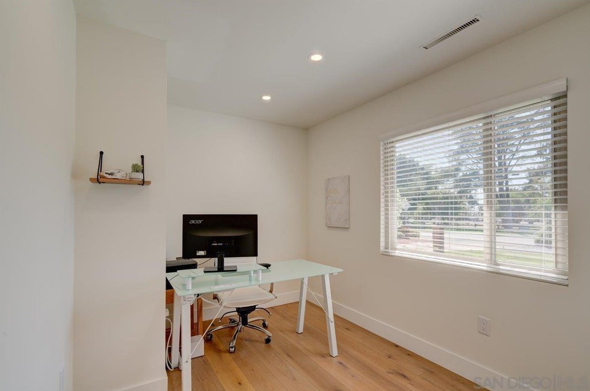 3019 Mesa Dr, Oceanside CA  92054-3705 exterior