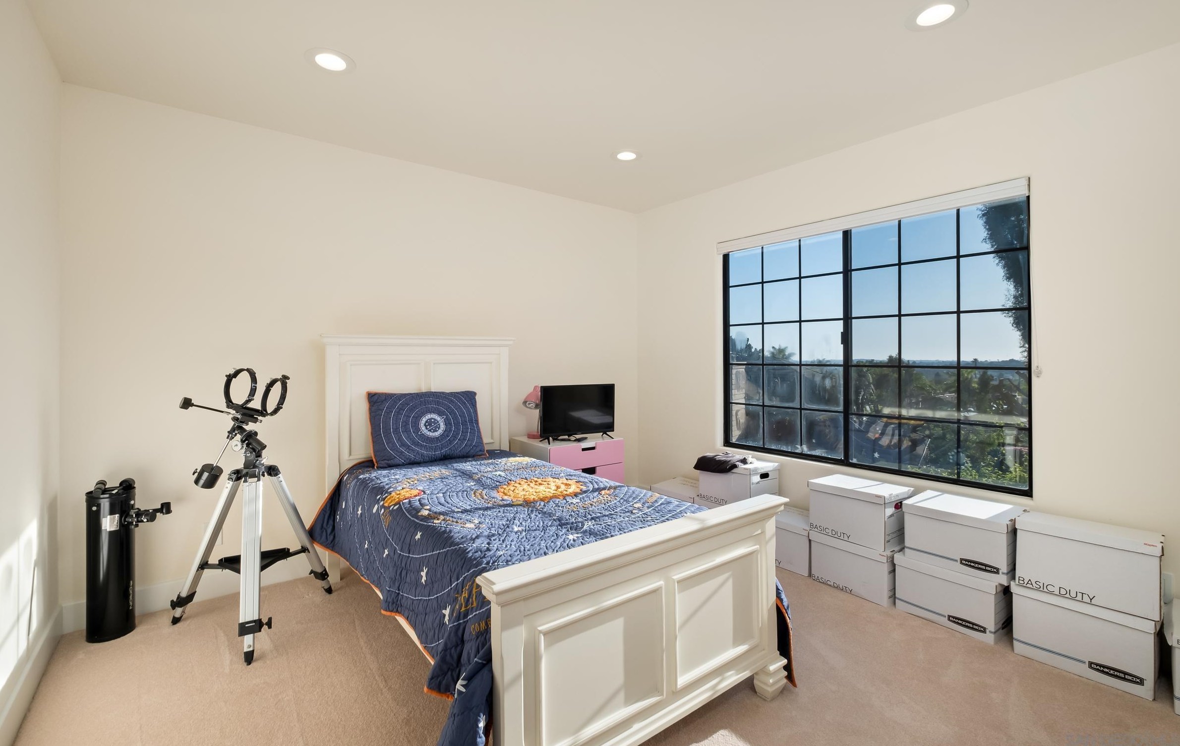 1719 Kings Rd, Vista CA  92084-3639 exterior