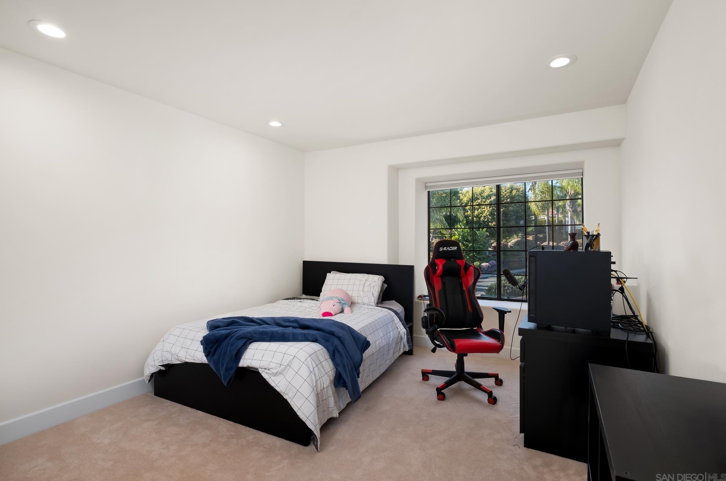 1719 Kings Rd, Vista CA  92084-3639 exterior