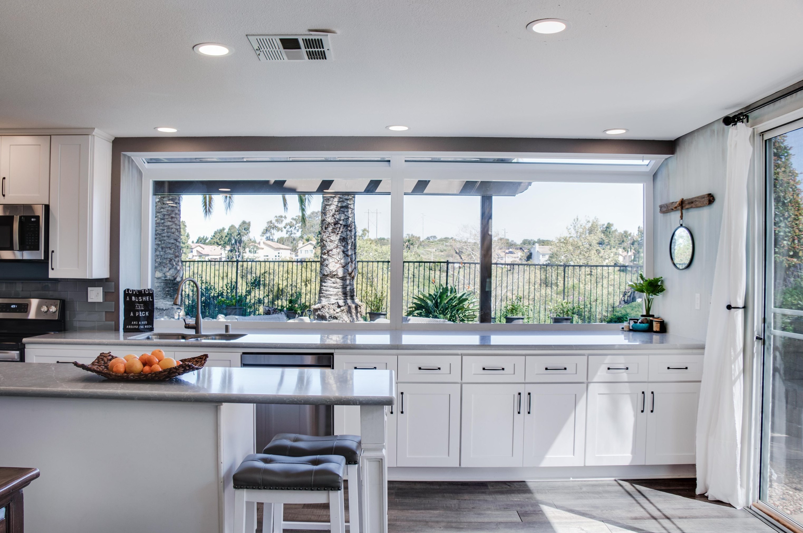 1616 Mountain Pass Cir, Vista CA  92081-8811 exterior