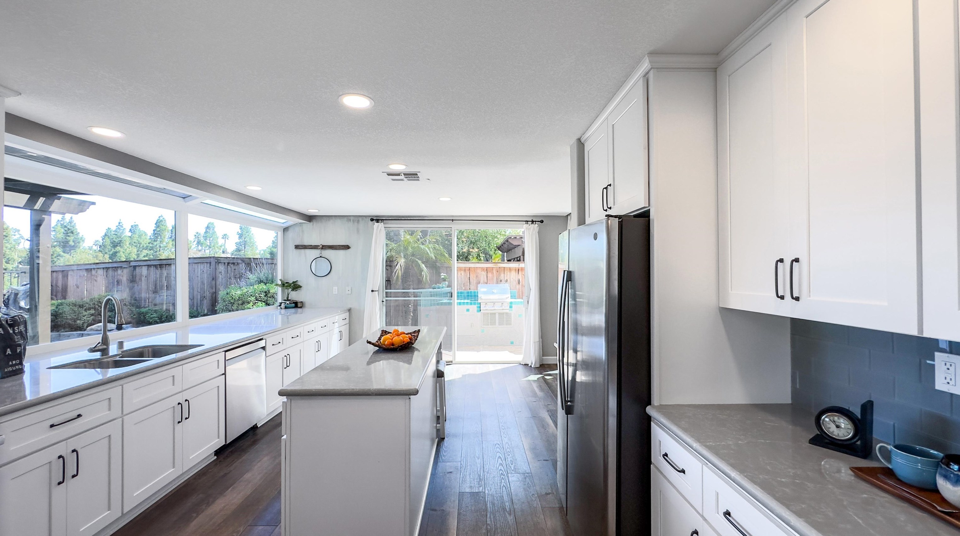 1616 Mountain Pass Cir, Vista CA  92081-8811 exterior