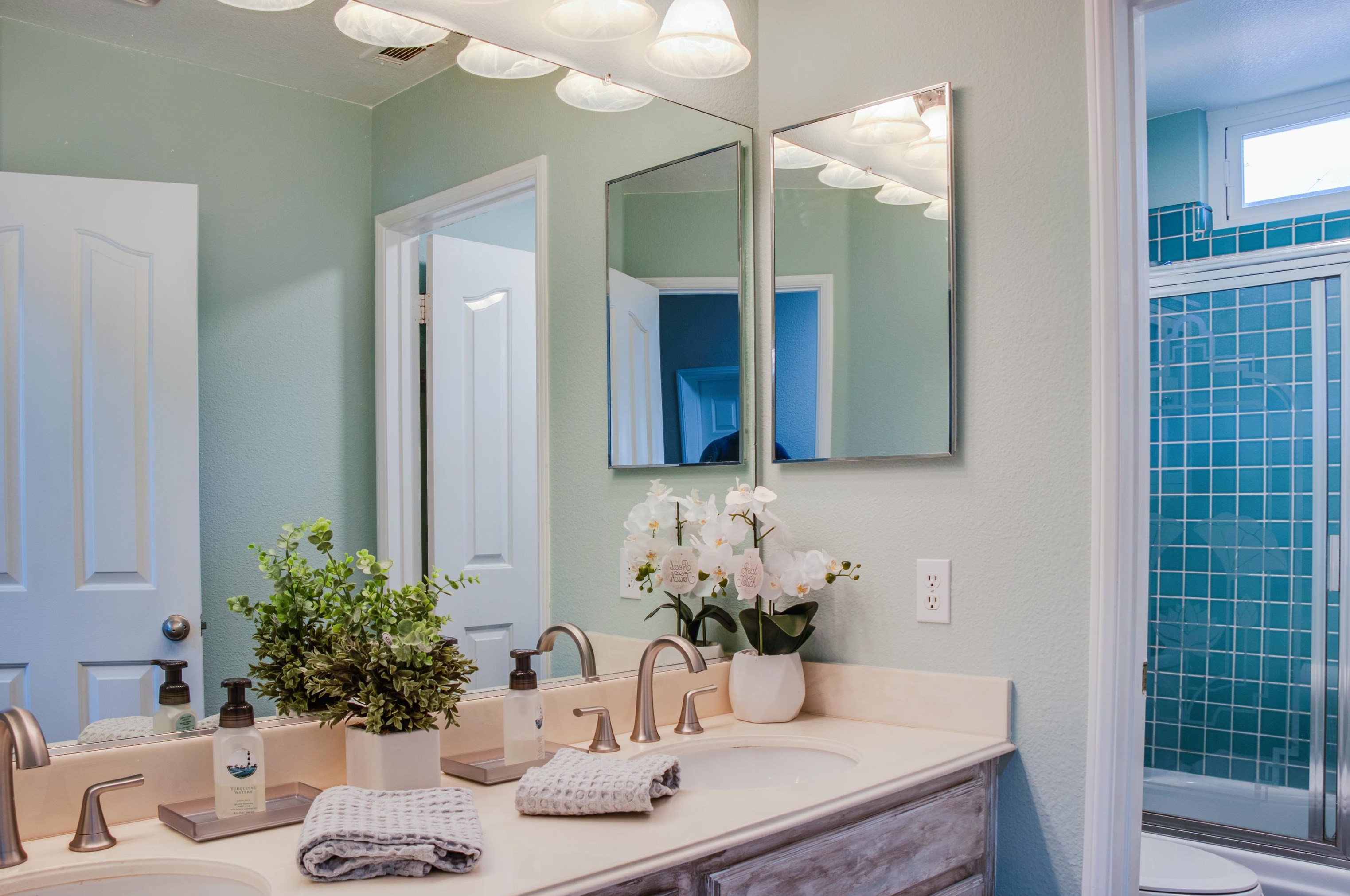 1616 Mountain Pass Cir, Vista CA  92081-8811 exterior