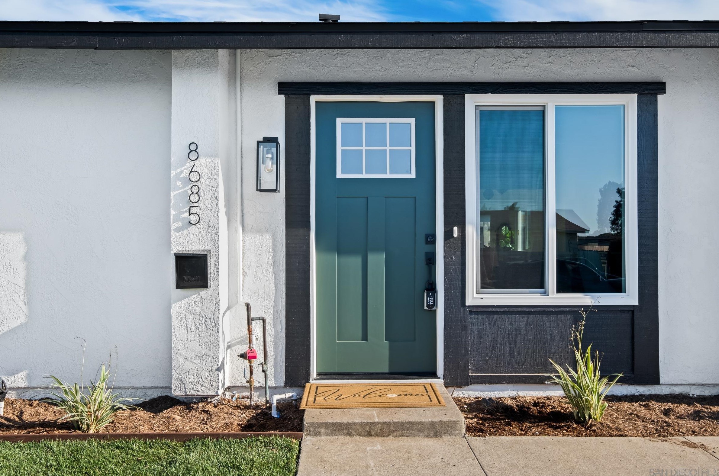 8685 Hebrides Dr, San Diego CA 92126-3314 exterior