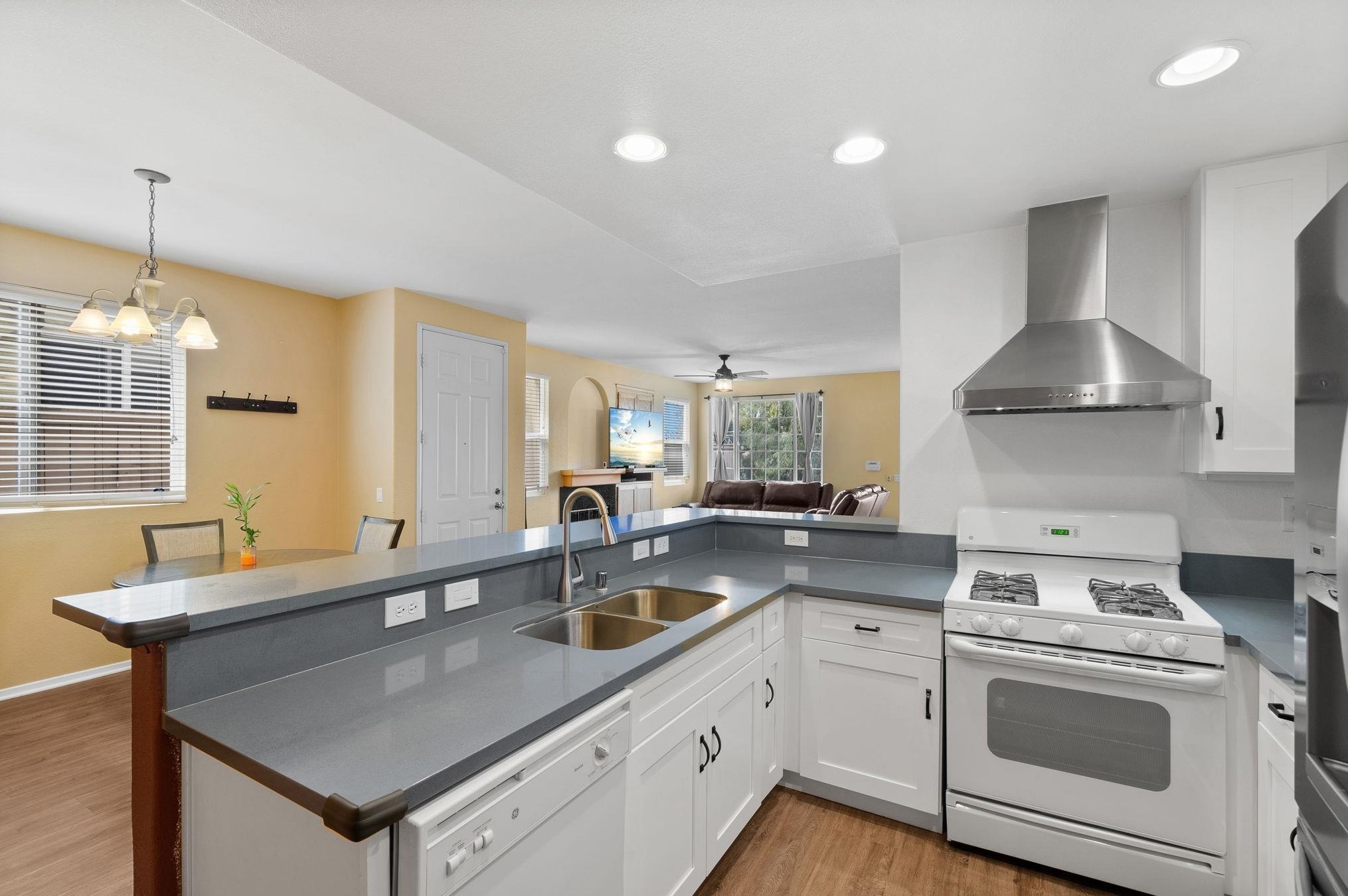 1354 Normandy Dr, Chula Vista CA  91913-3936 exterior