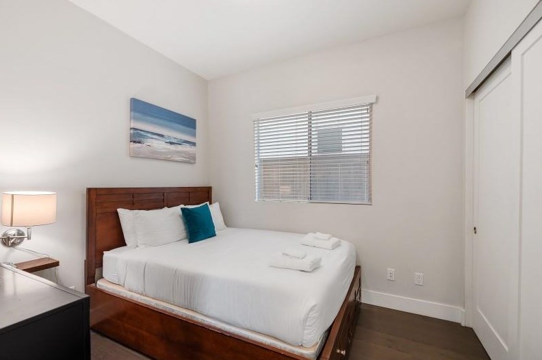 4025 Morrell St, San Diego CA 92109-4641 exterior