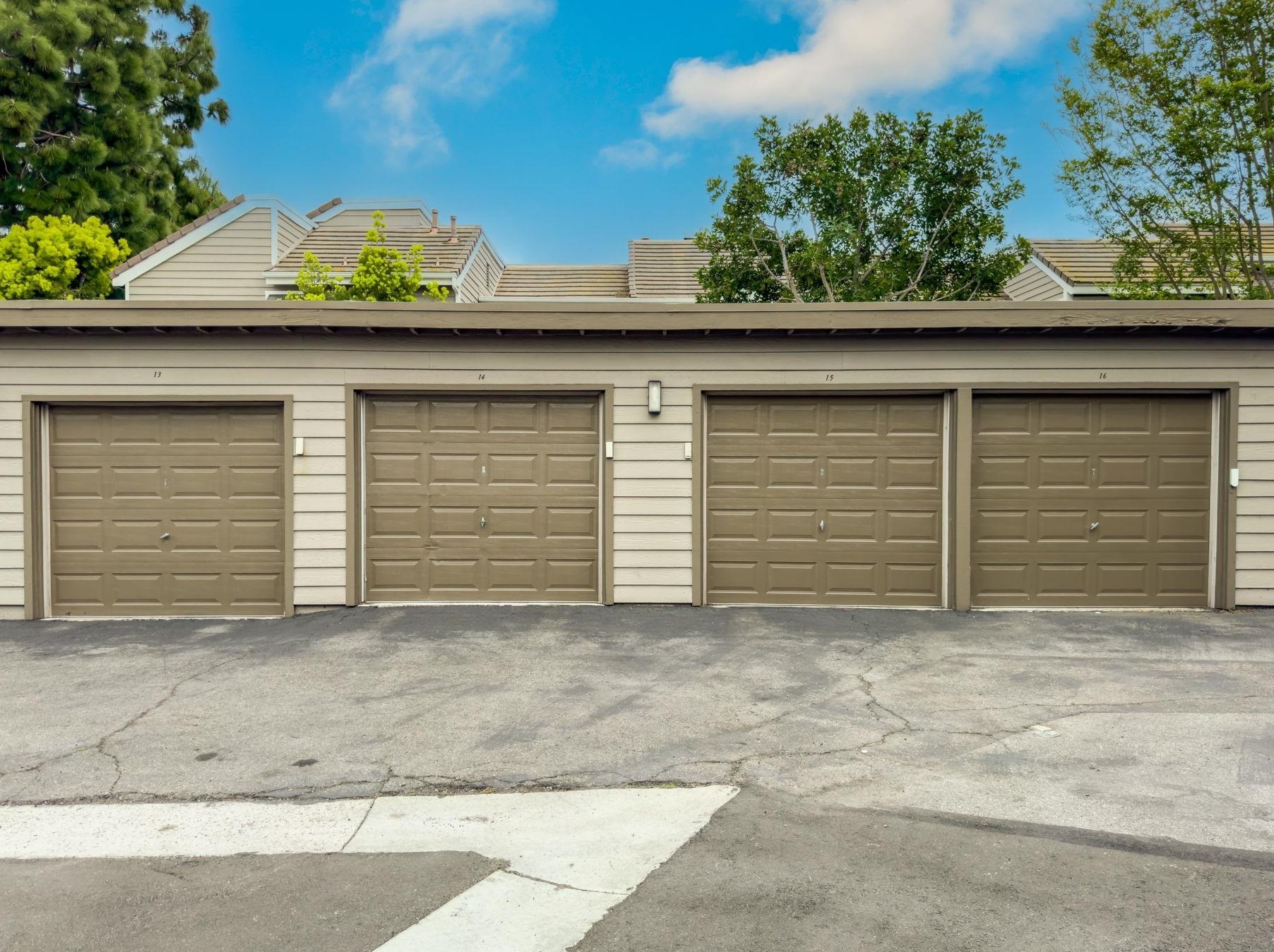 1067 Shadowridge Dr, Vista CA  92081-9042 exterior