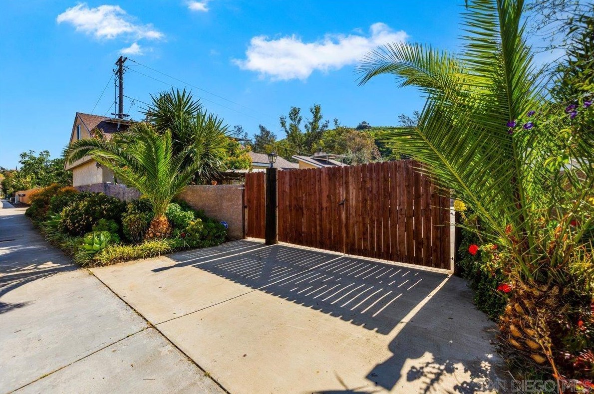 9208 Los Coches Rd, Lakeside, CA 92040-4609