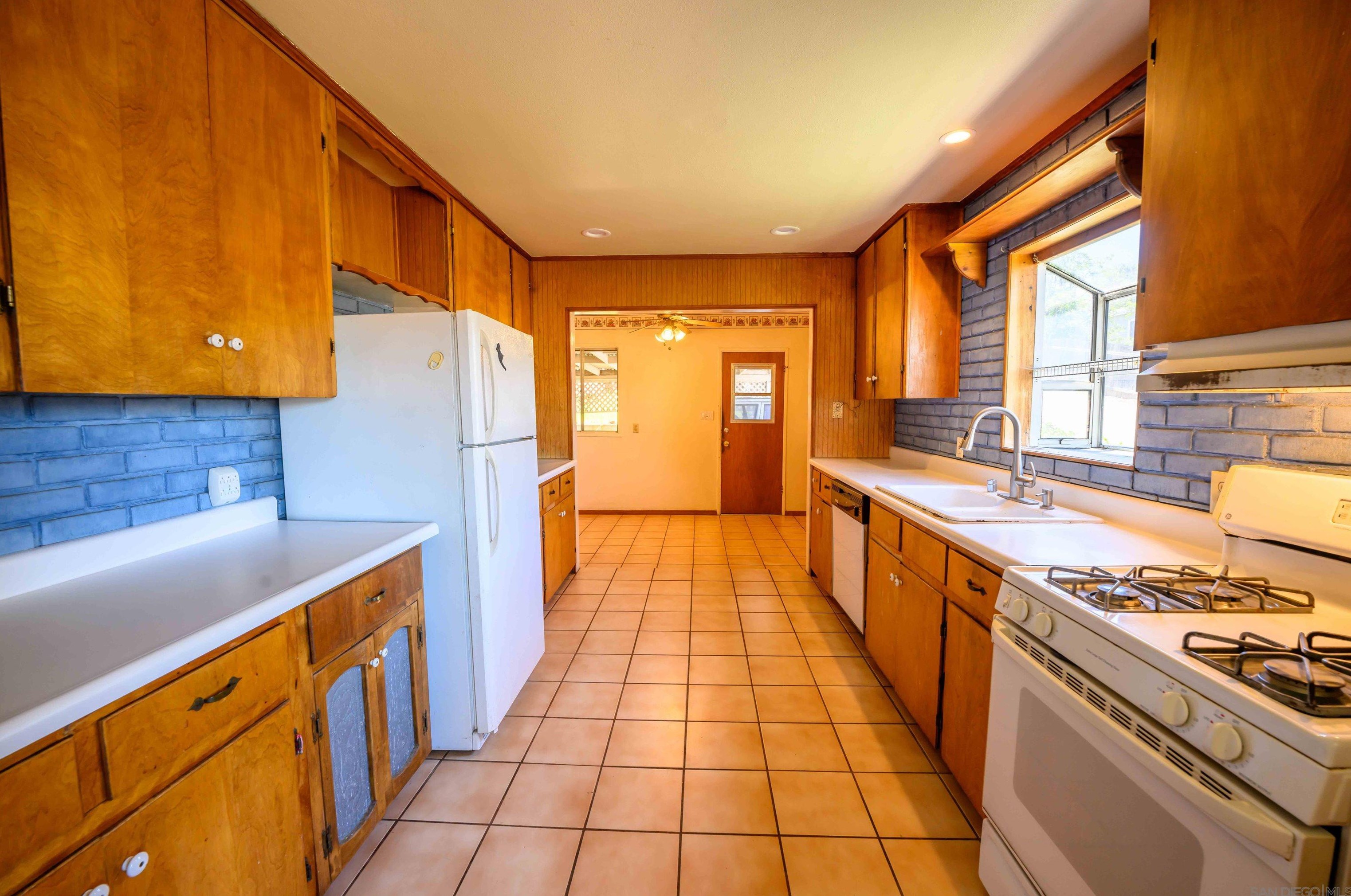 12315 Rockcrest Rd, Lakeside, CA 92040-4513