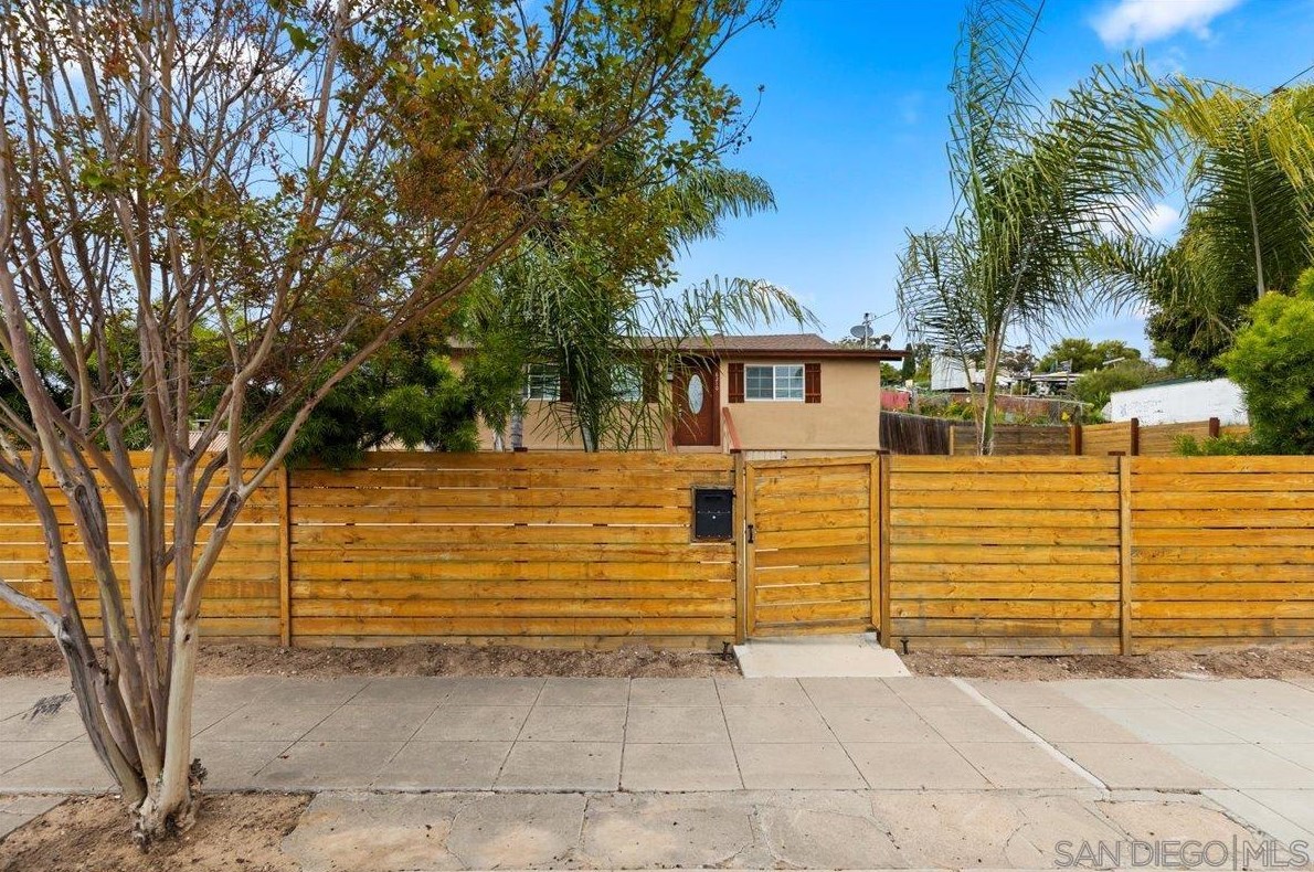 6210 Wunderlin Ave, San Diego CA  92114-2733 exterior