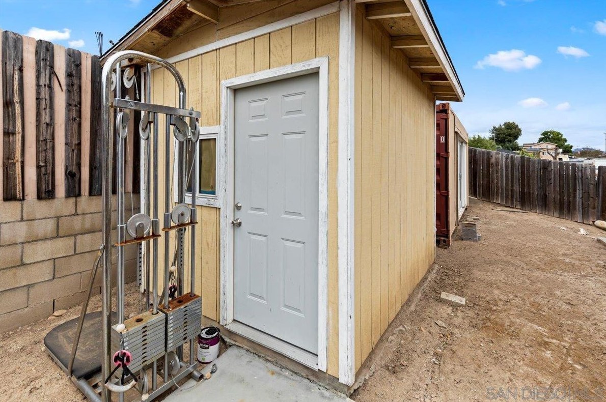 6210 Wunderlin Ave, San Diego CA  92114-2733 exterior