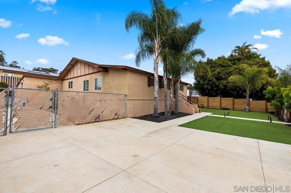 6210 Wunderlin Ave, San Diego CA  92114-2733 exterior
