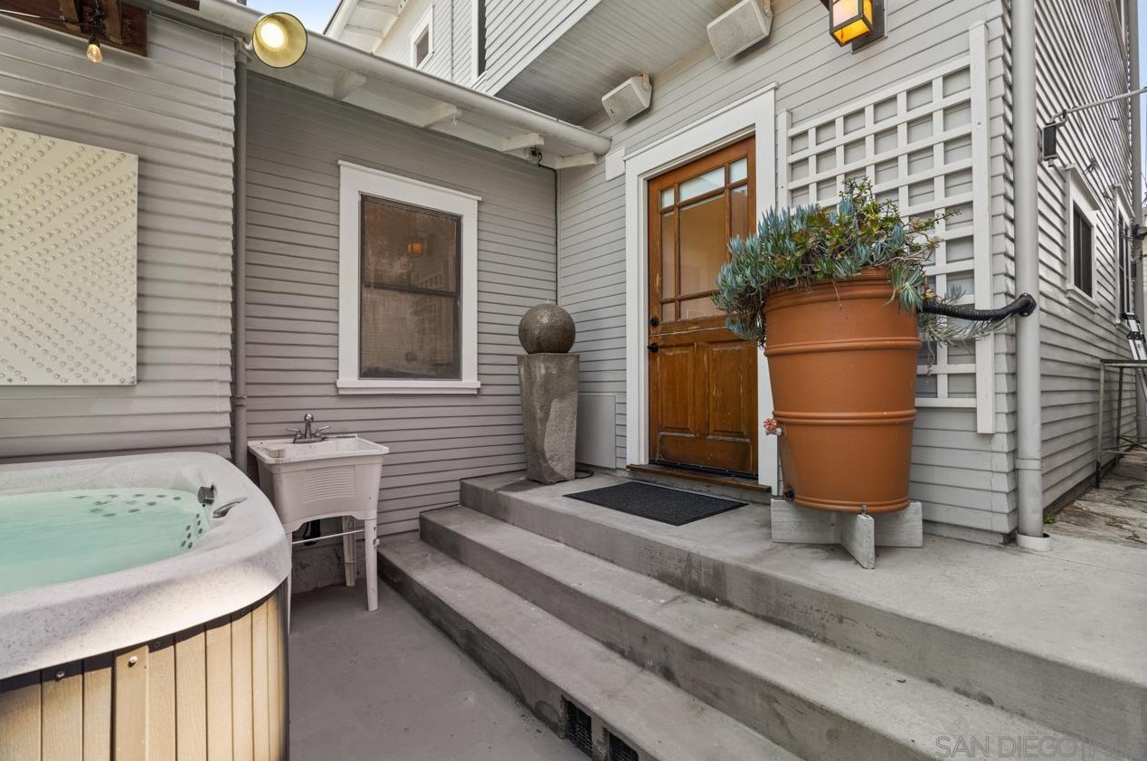 2527 Meade Ave, San Diego CA  92116-2951 exterior