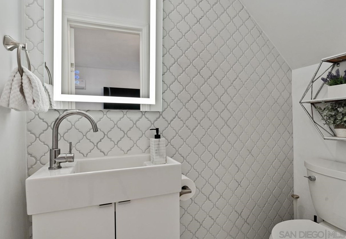 2527 Meade Ave, San Diego CA  92116-2951 exterior