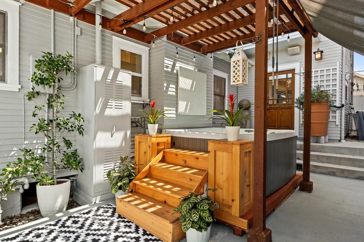 2527 Meade Ave, San Diego CA  92116-2951 exterior