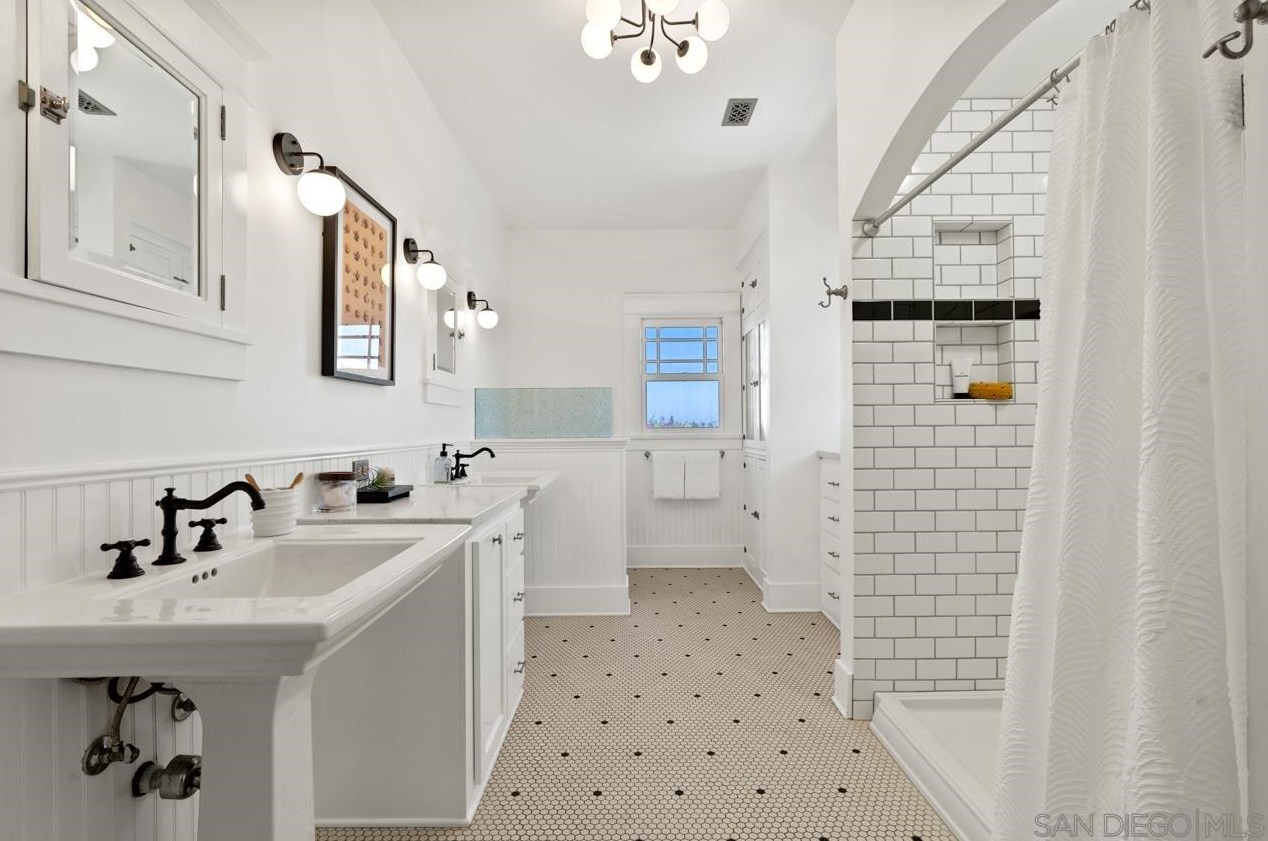 2527 Meade Ave, San Diego CA  92116-2951 exterior