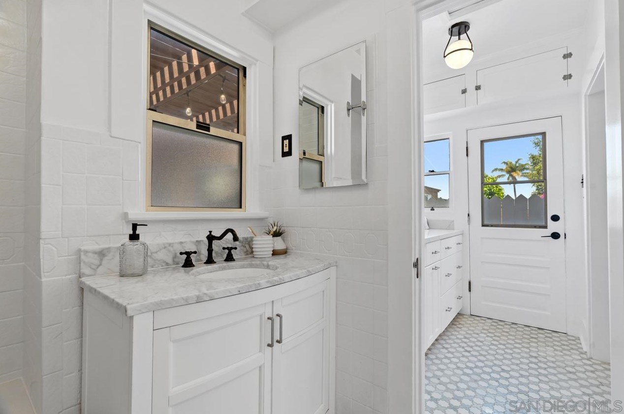 2527 Meade Ave, San Diego CA  92116-2951 exterior