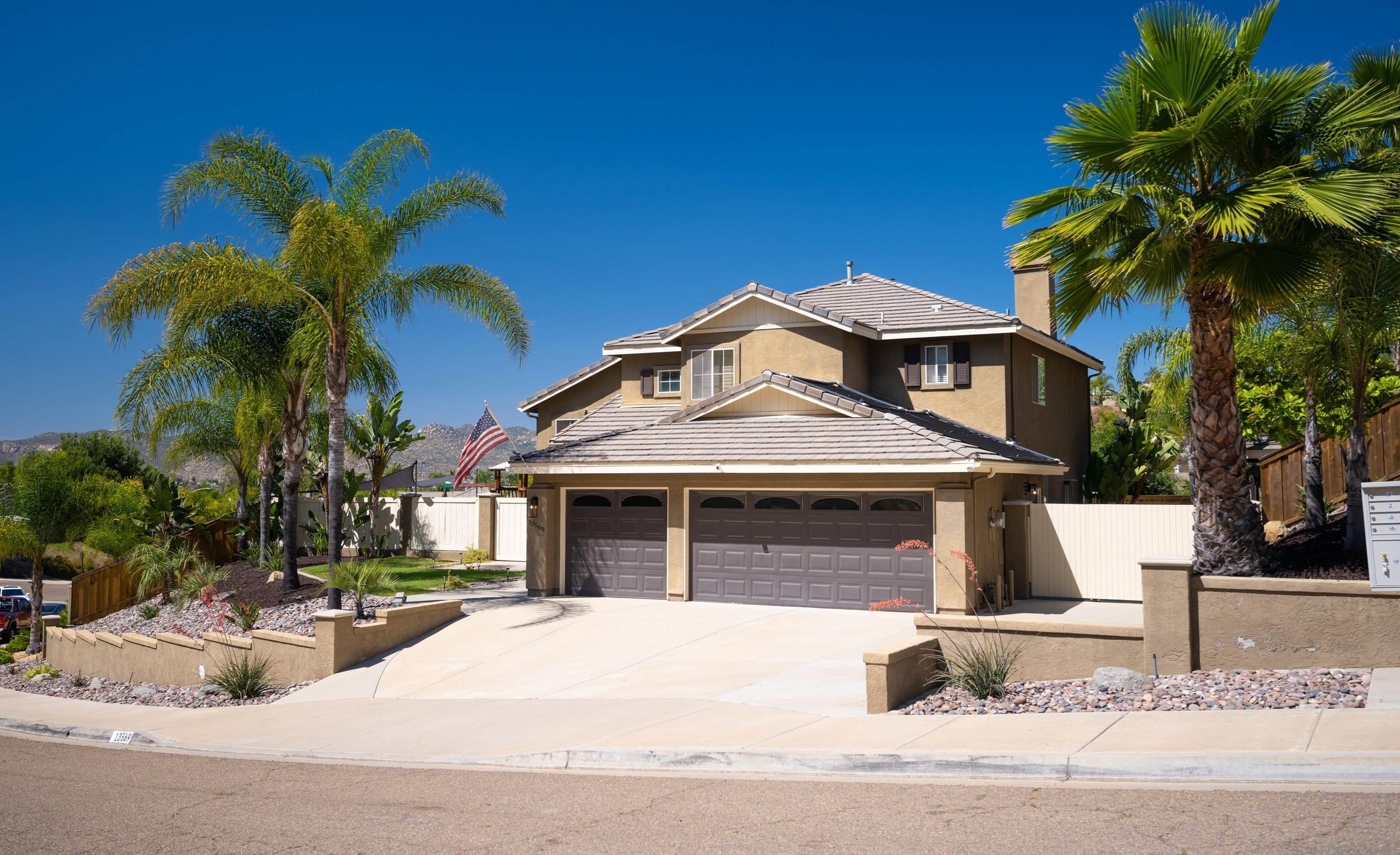 13569 Piping Rock Ln, El Cajon, CA 92021