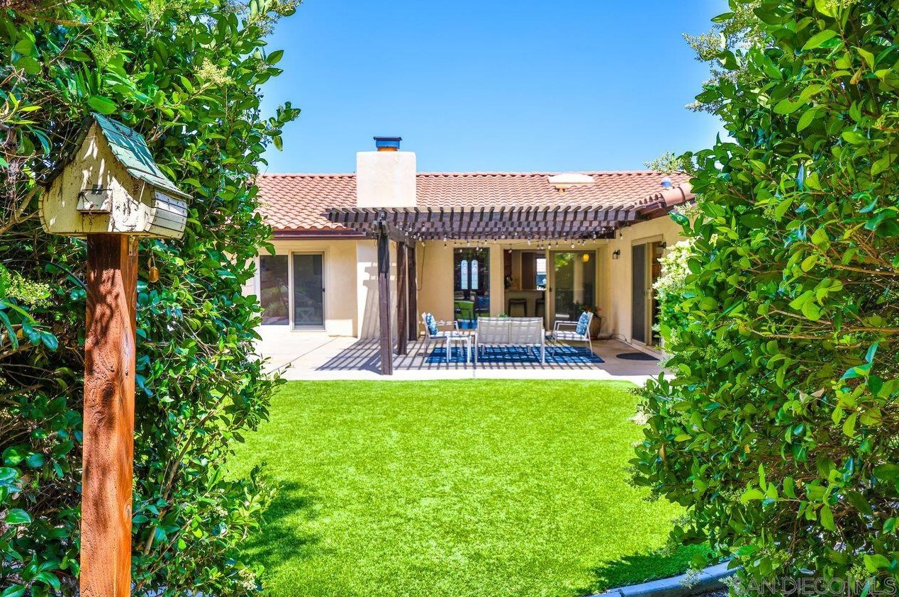 4956 Golfglen Rd, Bonita CA  91902-2512 exterior