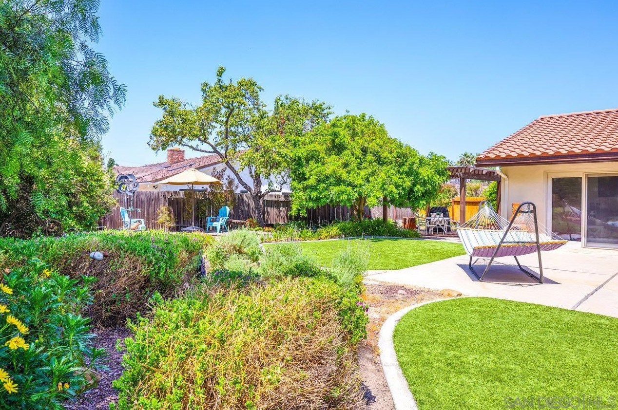 4956 Golfglen Rd, Bonita CA  91902-2512 exterior