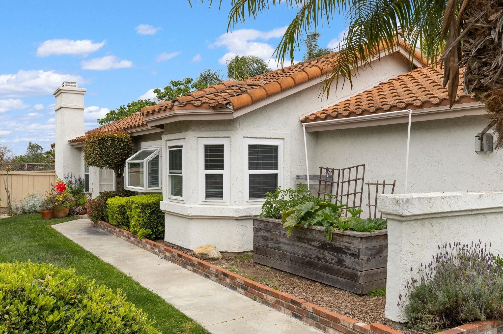 2016 Redwood Crst, Vista, CA 92081-7334