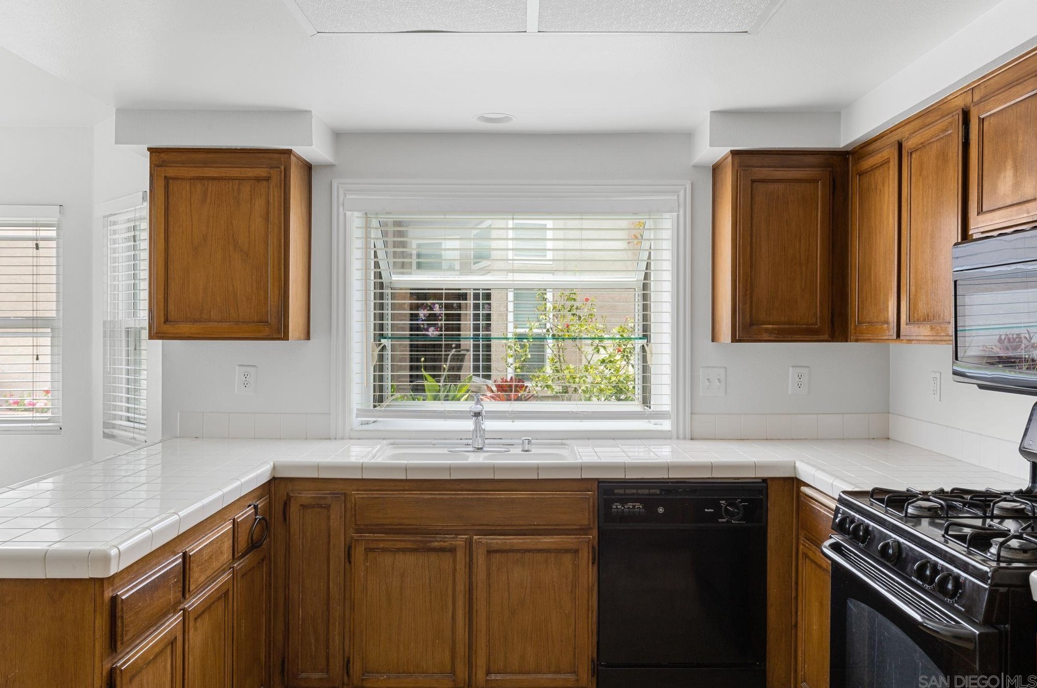 2016 Redwood Crst, Vista CA 92081-7337 exterior